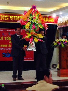 ông lê hữu lợi ( trái) chủ tịch hội đồng quản trị công ty
