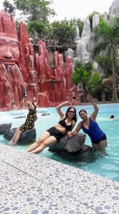 khách hàng chụp ảnh tại bể bơi thanh lâm