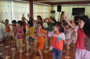 hoạt động sinh hoạt của lơp các bé tập múahoạt động sinh hoạt của lơp các bé tập múahoạt động sinh hoạt của lơp các bé tập múa